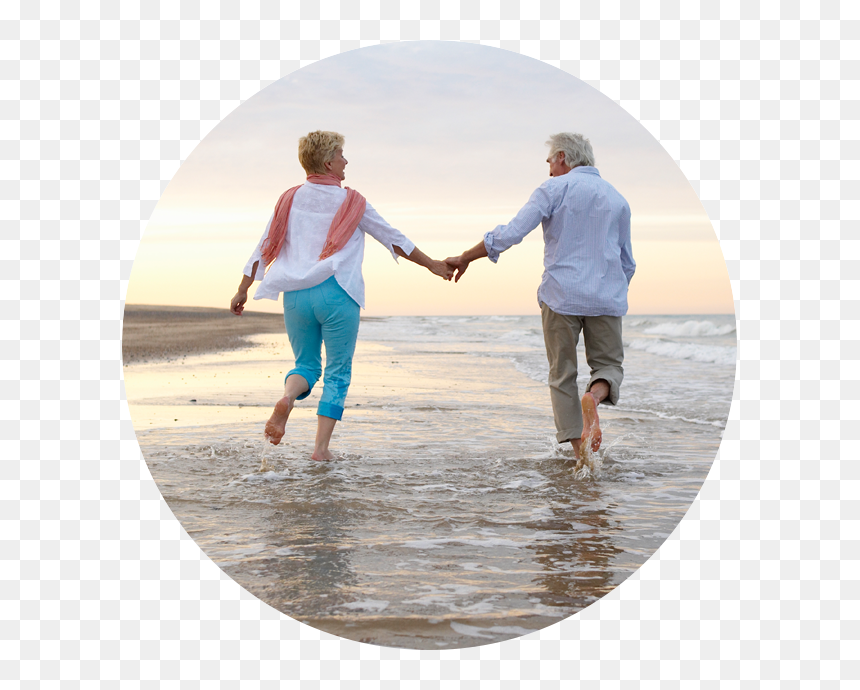 Happy Senior Couple Walking Together On A Beach - Fatores Associados A Um Estilo De Vida Saudável, HD Png Download - couple walking png