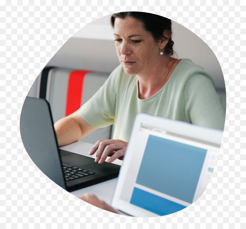 Woman In An Office Looking At A Laptop - Business, HD Png Download - woman with laptop png